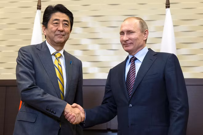 Tổng thống Vladimir Putin (phải) và Thủ tướng Shinzo Abe.
