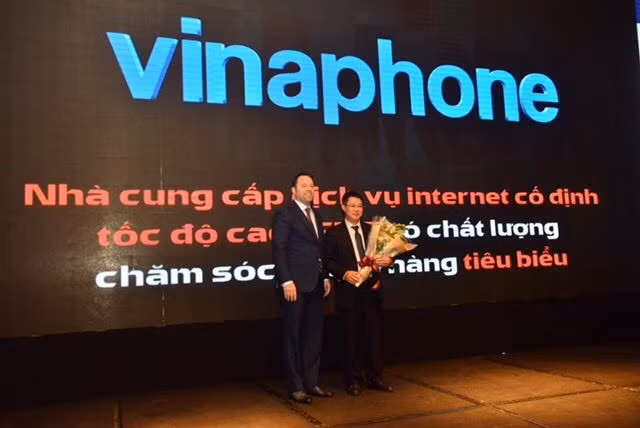 Ông Nguyễn Trường Giang, Phó tổng giảm đốc VinaPhone lên nhận giải thưởng.