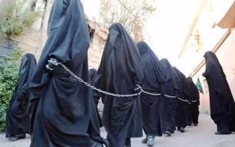 Phụ nữ Yazidi bị xích khi IS đưa họ ra chợ nô lệ.