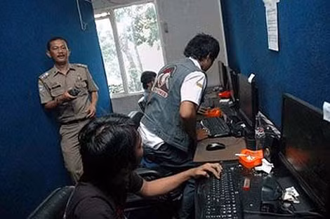 Cảnh sát Indonesia đang kiểm tra một tiệm Internet ở Bandung.