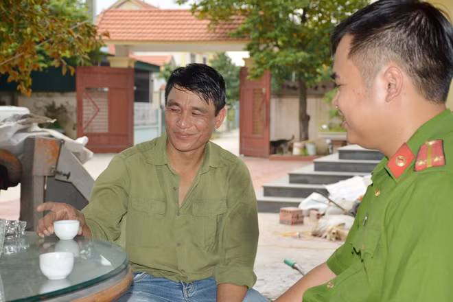 Cán bộ Công an phường thường xuyên đến nhà động viên anh Trung.