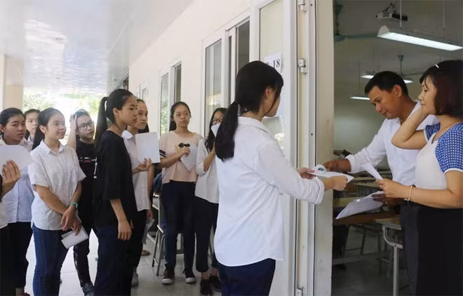 Giám thị kiểm tra Thẻ dự thi của học sinh trước khi vào phòng thi. Giám thị kiểm tra Thẻ dự thi của học sinh trước khi vào phòng thi.