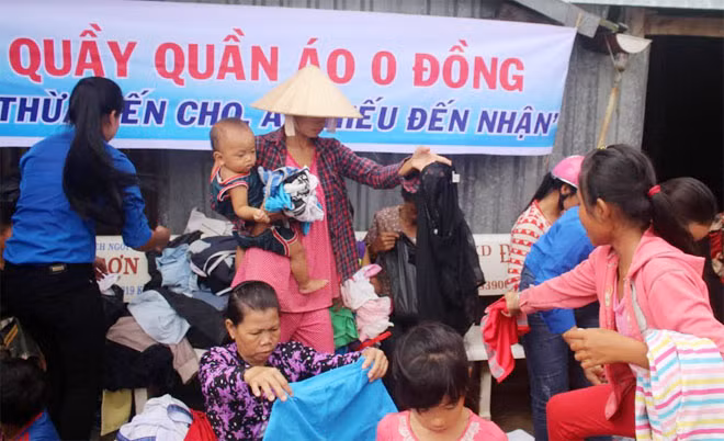 Người dân phấn khởi đến lựa chọn quần áo mang về sử dụng.