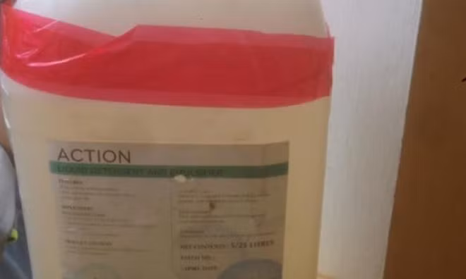 Số ma túy trên được hóa lỏng và đựng trong các can nhựa để tiện trong việc vận chuyển.