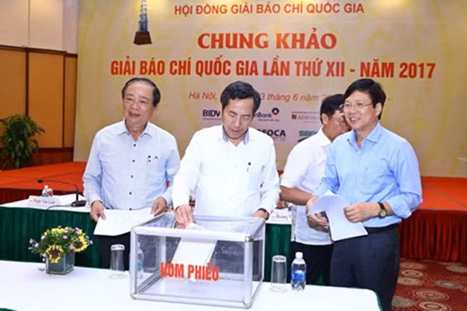 Các thành viên Hội đồng Chung khảo bỏ phiếu chọn ra các tác phẩm báo chí xuất sắc nhất để trao Giải. Ảnh: Minh Quyết .