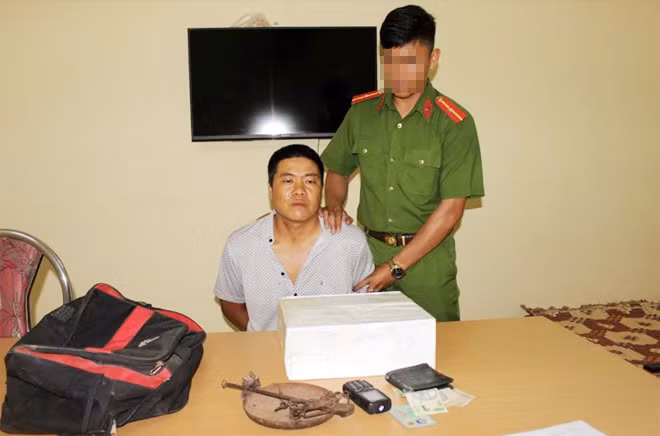 Sì Tờ Phụ cùng tang vật tại cơ quan Công an.