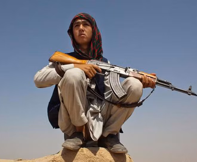 Cậu bé Wasil Ahmad, 10 tuổi trước khi được giải thoát khỏi hàng ngũ Taliban.