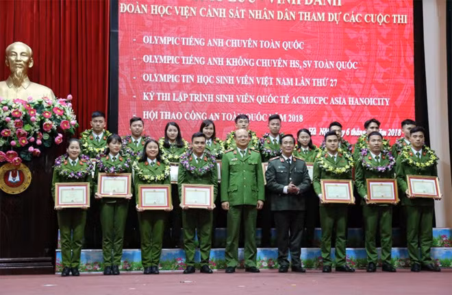 Lãnh đạo Học viện CSND với các đại biểu và học viên đạt thành tích cao.