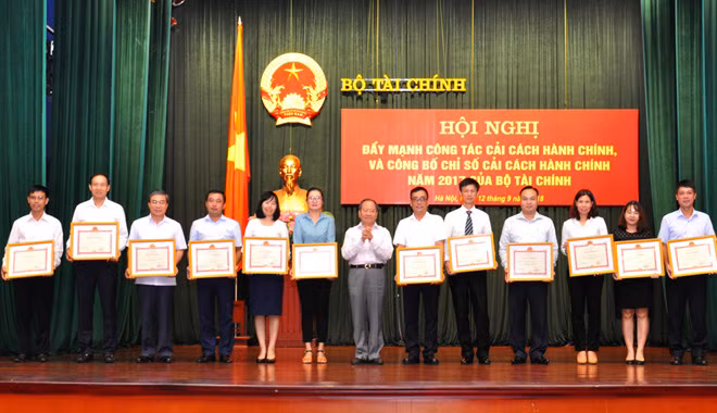 Nhiều tập thể, cá nhân nhận bằng khen về thành tích xuất sắc trong công tác cải cách hành chính của Bộ Tài chính.