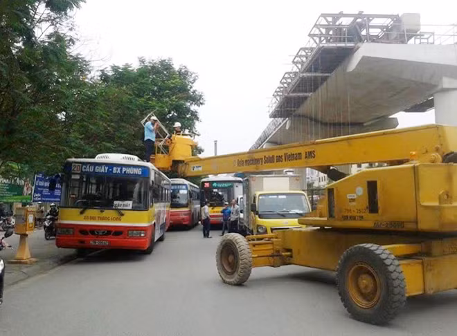 Chiếc xe công trình sự cố, phần cẩu và khoang kĩ thuật chắn ngang đường Hồ Tùng Mậu.