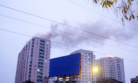 Hồi tháng 3-2010, một vụ hỏa hoạn cũng xảy ra tại tòa nhà 18 tầng SJC 34 (Lê Văn Lương, Hà Nội) làm chết 2 mẹ con và 1 người khác bị thương nặng. Ảnh: Bee.