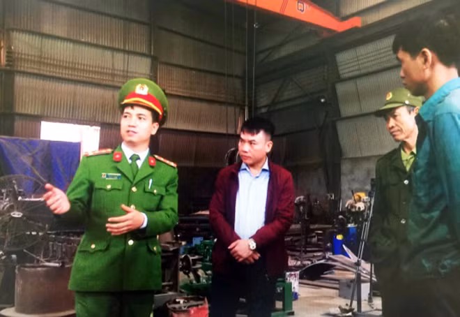Thời điểm cuối năm, các cán bộ, chiến sĩ Cảnh sát PCCC tăng cường xuống địa bàn, thắt chặt công tác kiểm tra an toàn PCCC.