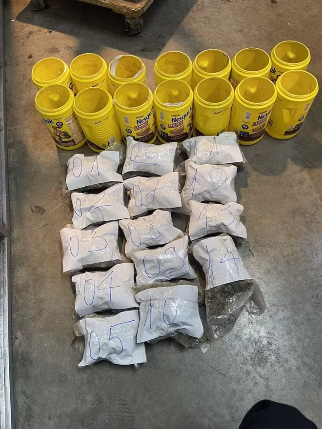 Gần 6kg nghi ma túy.