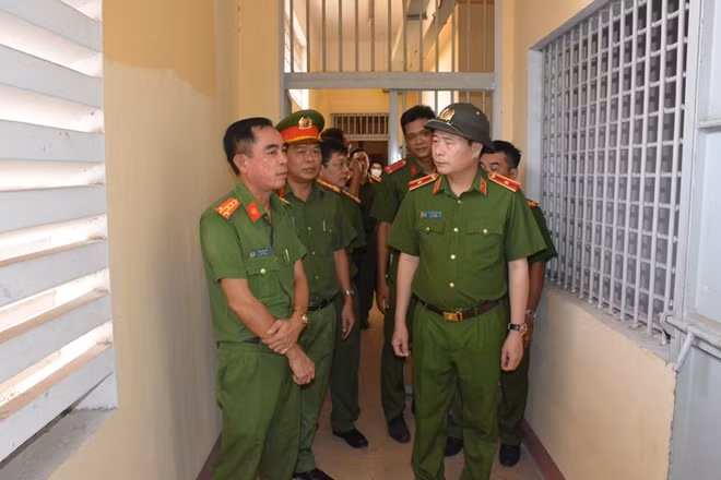Thứ trưởng Lê Quốc Hùng và đoàn kiểm tra thực tế tại dự án T30 mới.