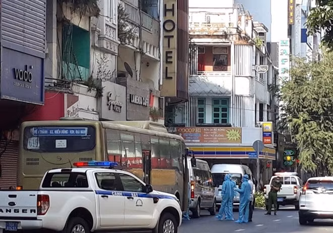 Cơ quan chức năng tiến hành khử khuẩn khách sạn quận 1.
