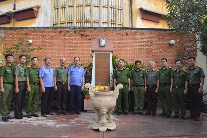 Thứ trưởng Lê Quốc Hùng cùng đoàn công tác thắp hương tưởng niệm tại nơi Anh hùng Liệt sĩ Nguyễn Văn Trỗi anh dũng hi sinh ngày 15/10/1964.