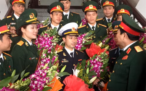 Đại úy Cấn Ngọc Sơn (đứng giữa) cùng các đồng đội.