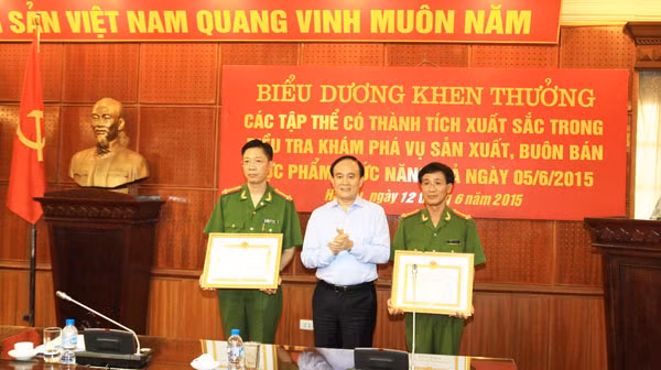 Đồng chí Nguyễn Ngọc Tuấn tặng bằng khen cho Phòng Cảnh sát kinh tế và Phòng Cảnh sát phòng chống tội phạm về môi trường Công an TP Hà Nội.