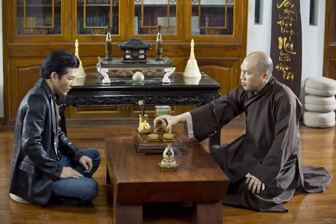 Với Hùng, gã giang hồ máu lạnh bị chinh phục bởi tình yêu với người đàn bà bị chính hắn ta giam cầm, thì đây lại là một nhân vật hoàn toàn mới. Nó đòi hỏi sự thay đổi liên tục trong diễn biến tâm lý nhân vật.