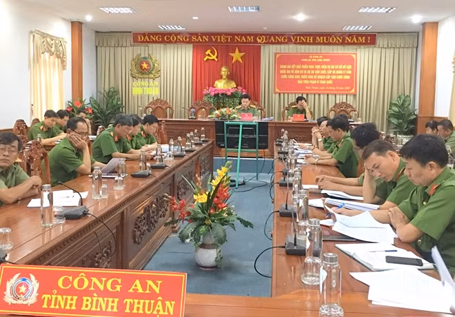Ban Giám đốc và lãnh đạo công an tỉnh Bình Thuận tại hội nghị trực tuyến
