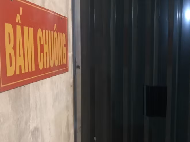 Khi có người mua ma túy, sẽ bấm chuông và Tứ đưa ma túy qua lỗ nhỏ của tấm tôn