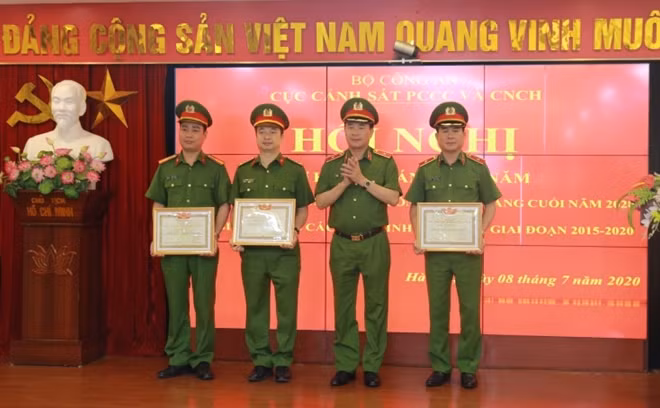 Thứ trưởng Lê Quốc Hùng trao danh hiệu Chiến sĩ thi đua toàn lực lượng CAND cho 3 cá nhân có thành tích xuất sắc