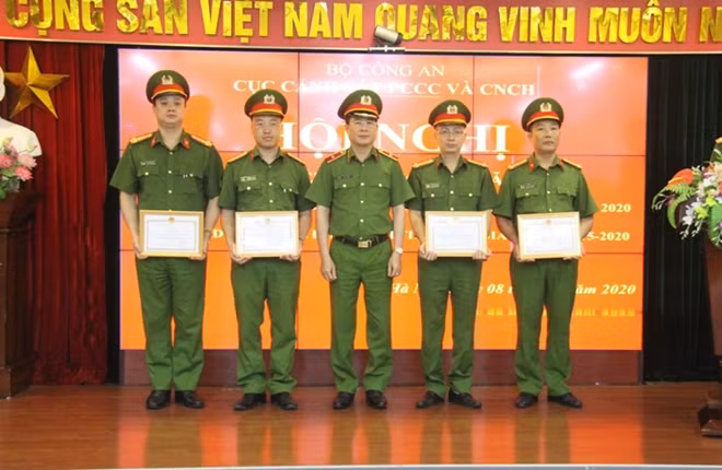 Thiếu tướng Nguyễn Tuấn Anh trao Giấy khen cho các tập thể điển hình tiên tiến trong phong trào thi đua "Vì an ninh Tổ quốc"