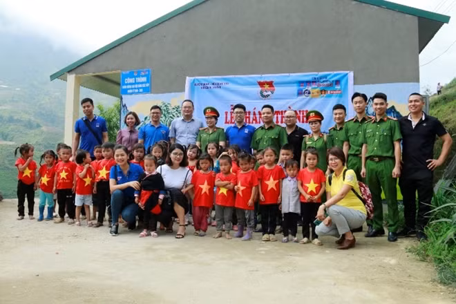 Các đại biểu với cô giáo, học sinh điểm trường Nậm Lầu 2