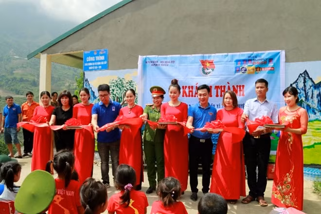 Đoàn thanh niên, Hội phụ nữ Cục CSĐT tội phạm về ma túy phối hợp với các đơn vị cắt băng khánh thành điểm trường Nậm Lầu 2
