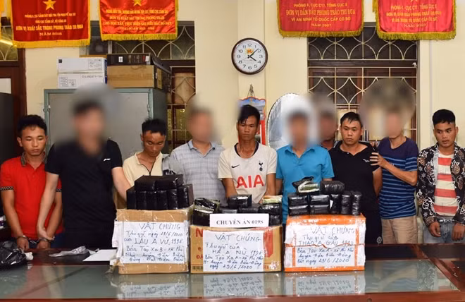Các đối tượng trong đường dây vận chuyển trái phép 54 bánh heroin