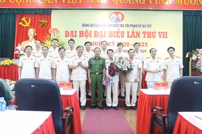 Thứ trưởng Lê Qúy Vương chức mừng Ban chấp hành Cục CSĐT tội phạm về ma túy, nhiệm kỳ 2020 - 2025.