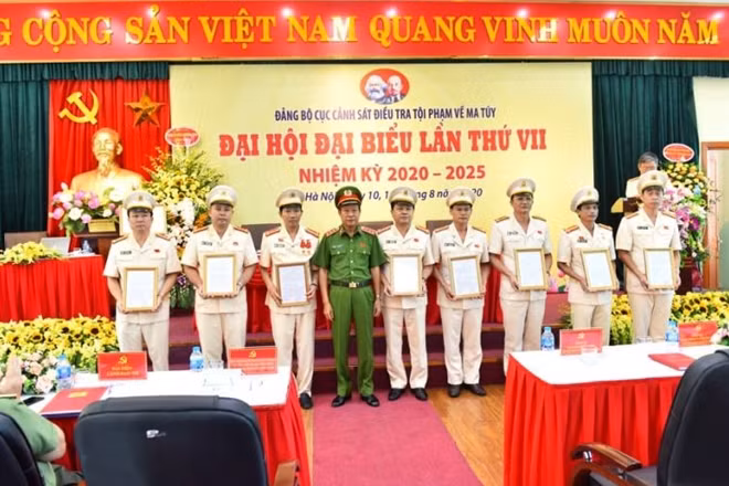 Thứ trưởng Lê Qúy Vương trao Quyết định khen thưởng cho các tập thể Cục CSĐT tội phạm về ma túy tham gia chuyên án