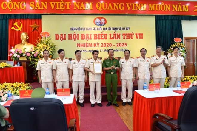 Thứ trưởng Lê Qúy Vương trao Thư khen của Phó Thủ tướng Thường trực Chính phủ Trương Hòa Bình cho Cục CSĐT tội phạm về ma túy