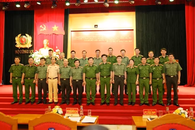 Thứ trưởng Nguyễn Duy Ngọc và các đại biểu tham dự Hội nghị