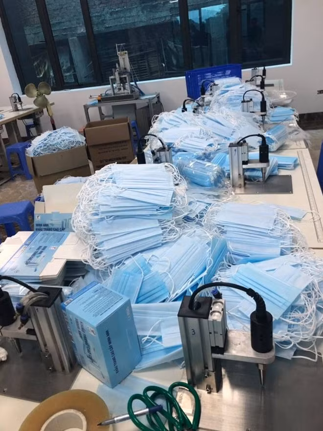 Các khẩu trang này được đóng gói cho vào hộp đưa đi nhiều nơi tiêu thụ