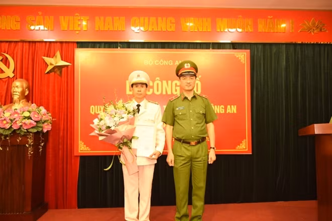 Thứ trưởng Nguyễn Duy Ngọc trao Quyết định của Bộ trưởng Bộ Công an điều động, bổ nhiệm Đại tá Trần Việt Kiều giữ chức vụ Viện trưởng Viện Khoa học hình sự