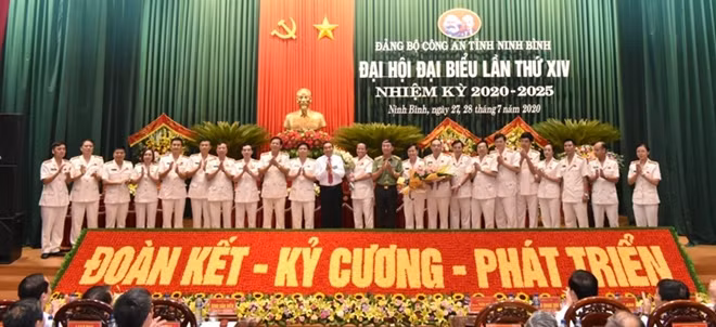 Thứ trưởng Trần Quốc Tỏ; đồng chí Đinh Văn Điến chúc mừng Ban chấp hành Đại hội Đảng bộ Công an tỉnh Ninh Bình, nhiệm kỳ 2020 - 2025