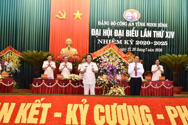 Đồng chí Đinh Văn Điến tặng hoa chúc mừng Đại hội Đảng bộ Công an tỉnh Ninh Bình