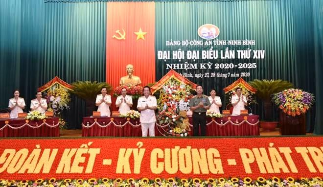 Thứ trưởng Trần Quốc Tỏ tặng hoa chúc mừng Đại hội.