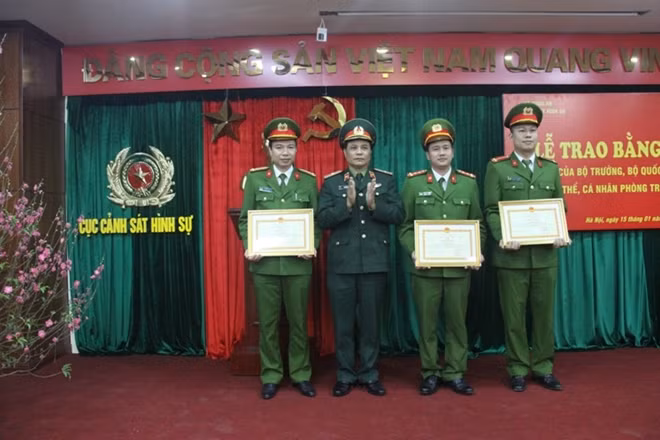 Thiếu tướng Phạm Văn Thi trao Bằng khen của Bộ trưởng Bộ Quốc phòng cho 3 cá nhân có thành tích xuất sắc
