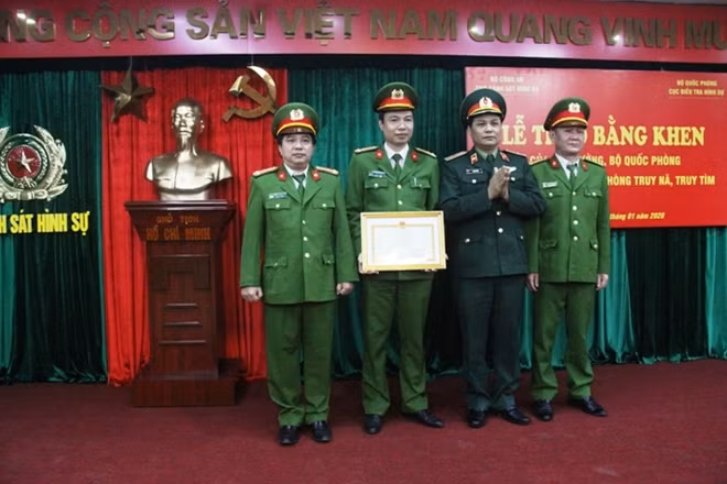 Thiếu tướng Phạm Văn Thi trao Bằng khen của Bộ trưởng Bộ Quốc phòng cho Phòng truy nã, truy tìm (Cục CSHS, Bộ Công an)