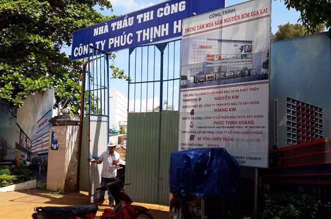 Một cán bộ công trình đóng cửa khi thấy PV.