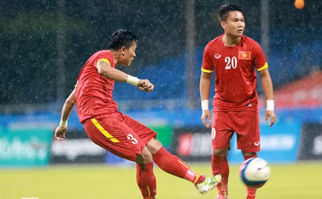 Việt Nam đang miệt mài tấn công nhưng chưa có bàn thắng. Ảnh: VNE.