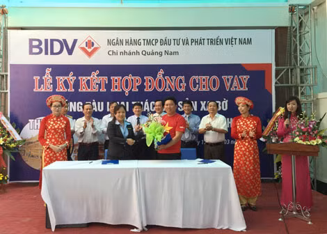 Lãnh đạo BIDV và ngư dân Quảng Nam tại Lễ ký kết hợp đồng cho vay vốn đóng tàu.