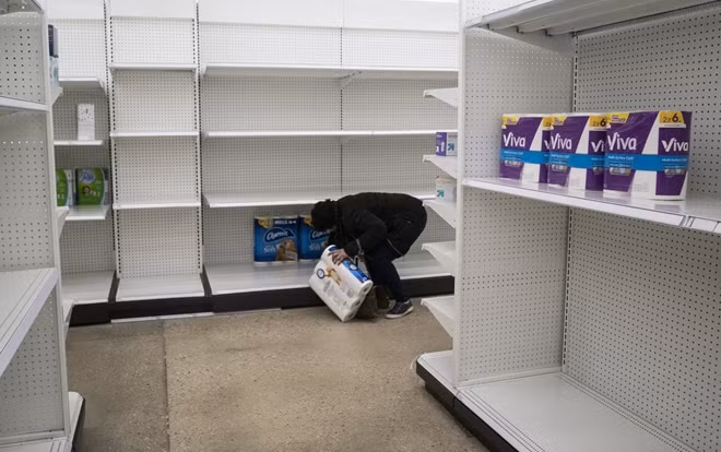 Sau một trận càn quét, những kệ hàng tại một cửa hàng tiện lợi ở Washington ngày 17/3/2020 trống trơn.