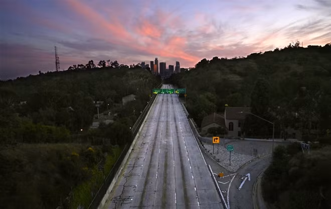 Đường cao tốc dẫn đến trung tâm Los Angeles hôm 26/4/2020 trống trơn không một bóng xe cộ.