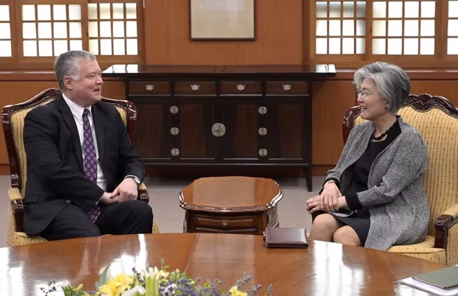 Thứ trưởng Ngoại giao Mỹ Stephen Biegun và Bộ trưởng Ngoại giao Hàn Quốc Kang Kyung-wha. Ảnh Reuters.