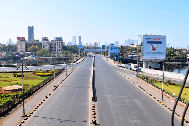 Đường phố vắng vẻ lạ thường tại Mumbai. Ảnh Getty Images.