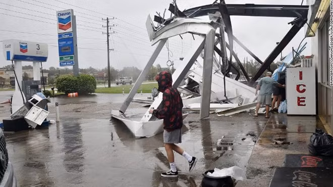 Cảnh tượng hoang tàn sau bão. Ảnh USA Today.