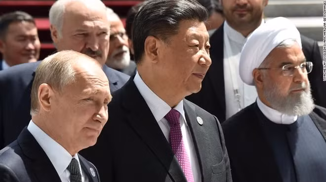 Tổng thống Nga Vladimir Putin, Chủ tịch Trung Quốc Tập Cận Bình và Tổng thống Iran Hassan Rouhani trong bức ảnh chung tại Hội nghị tại Kyrgyzstan. Ảnh Getty Images.